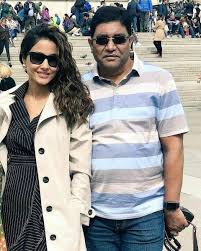 Read more about the article Hina Khan Father Death – टीवी एक्ट्रेस हिना खान के पिता का निधन