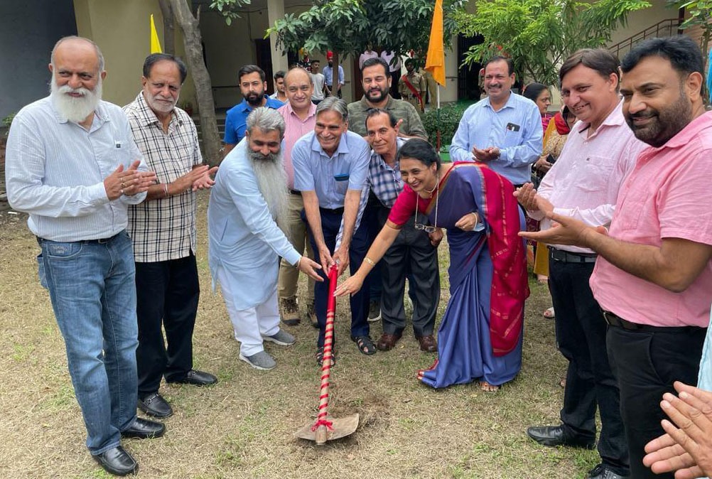 You are currently viewing सतीश चन्द्र धवन सरकारी कालेज़ लुधियाना में नए सैमीनार हाल और प्रबन्धकीय विभाग का रखा नींव पत्थर