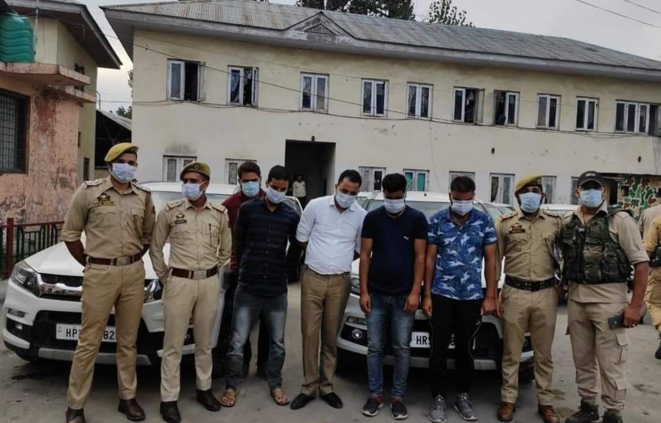 You are currently viewing पुलिस ने अनंतनाग में चोरी के वाहन बेचने वाले गिरोह का  किया भंडाफोड़ ; 05 गिरफ्तार