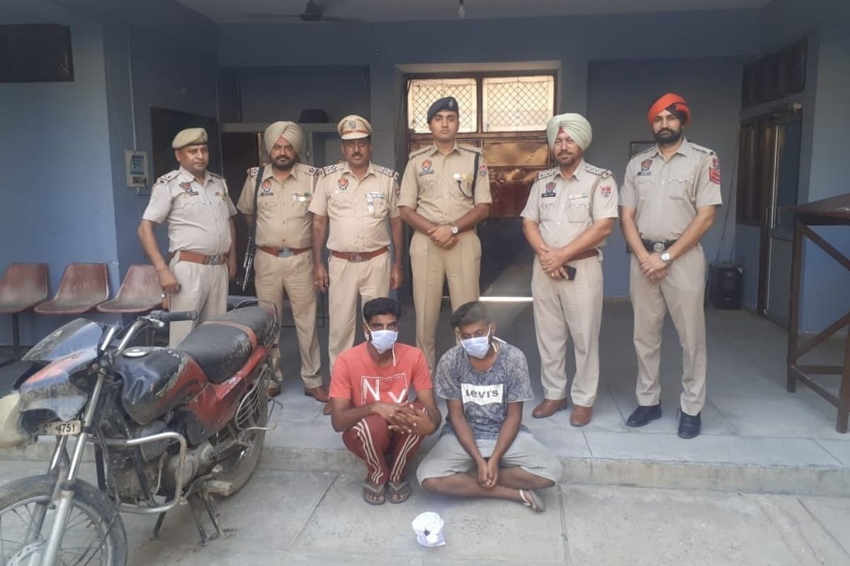 You are currently viewing यहाँ पुलिस ने दो युवकों को नशीला पदार्थ व एक मोटरसाइकिल के साथ किया गिरफ्तार ; पढ़े