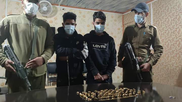 Read more about the article बडगाम पुलिस ने 36 घंटे के अंदर किया चोरी का पर्दाफाश; लाखों रुपये के जेवर बरामद