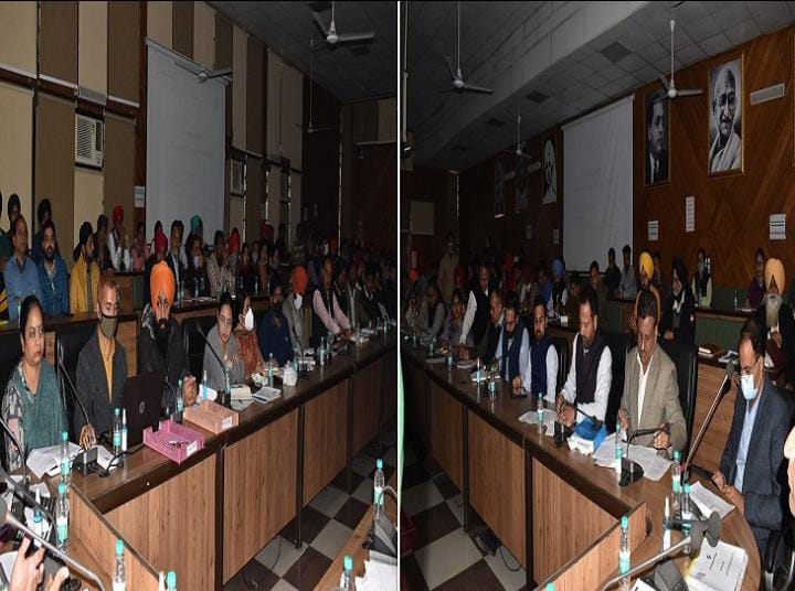 Read more about the article पंजाब चुनाव मतगणना स्टाफ को दिया प्रशिक्षण 10 मार्च को होगी काउंटिंग; जालंधर में 9 विस क्षेत्रों के लिए 3 गणना केंद्र, 1170 कर्मचारी-अधिकारी निभाएंगे ड्यूटी