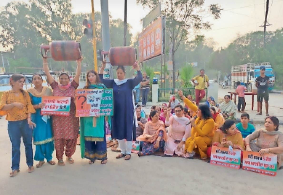 You are currently viewing रसोई का budget बिगड़ा 4 माह में Cylinder के दाम 150 रुपए बढ़े, 4 साल में सब्सिडी में 376 रुपए की कटौती; अब खाते में आ रहे 24.77 रुपए