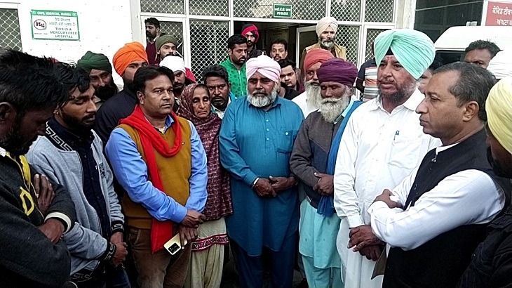 Read more about the article पंजाब में ‘थ्री इडियट’ की तरह डिलीवरी डॉक्टर ने वीडियो कॉल पर कराई मां-बच्चे की मौत भड़के परिजनों का अस्पताल में हंगामा