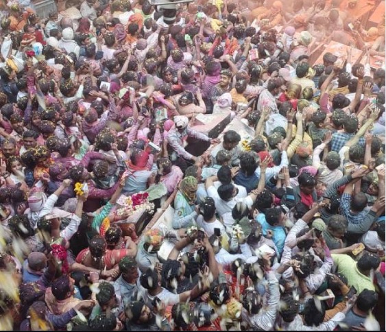 Read more about the article बांके-बिहारी में 50 हजार श्रद्धालुओं ने खेली होली, VIDEO:टेसू से बने रंग बरसाए गए; पंचकोसी परिक्रमा में उमड़े भक्त