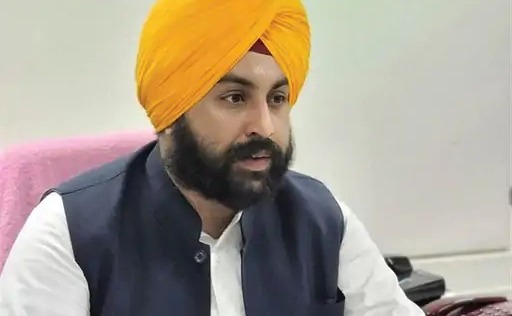 Read more about the article पंजाब के 30 स्कूलों को नोटिस जारी 24 घंटों में 1600 से अधिक शिकायतें मिली शिक्षा मंत्री का मनमानी के खिलाफ एक्शन